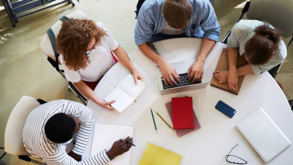 Blended learning – co to i dlaczego zyskuje na popularności?